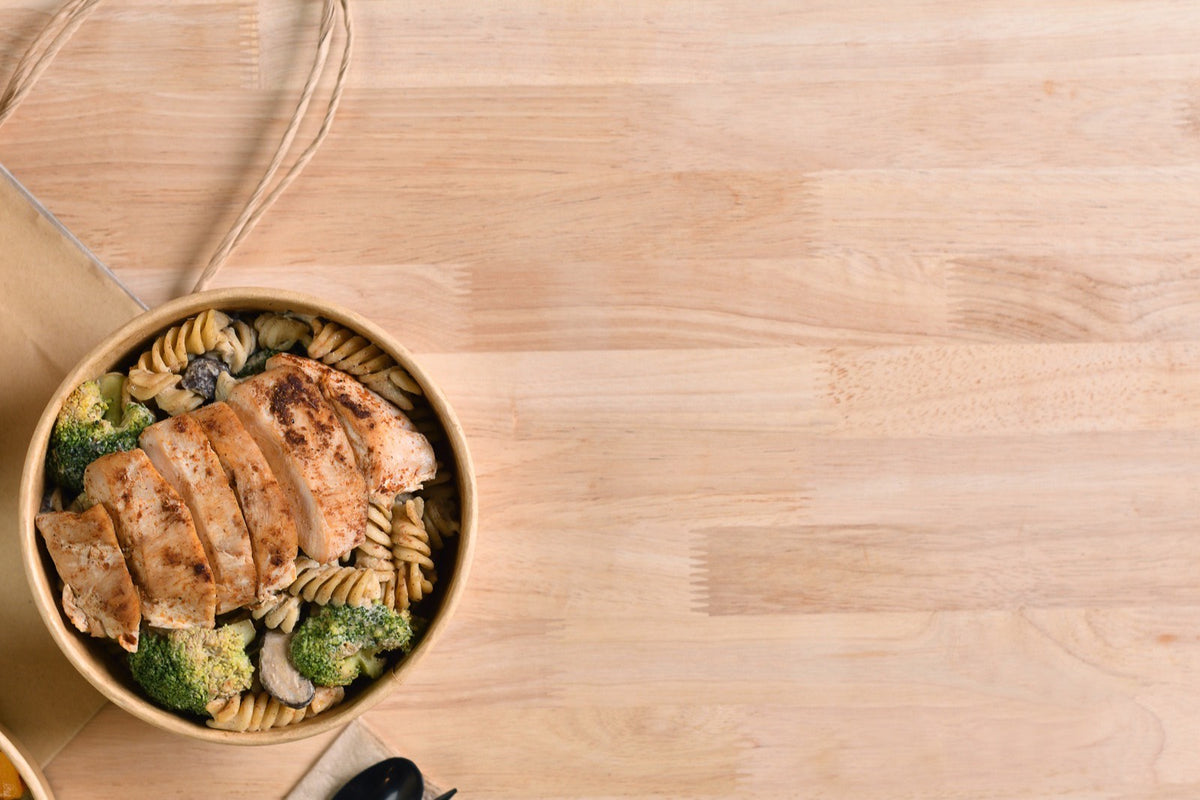 Varios boles de comida preparada sobre una mesa de madera clara